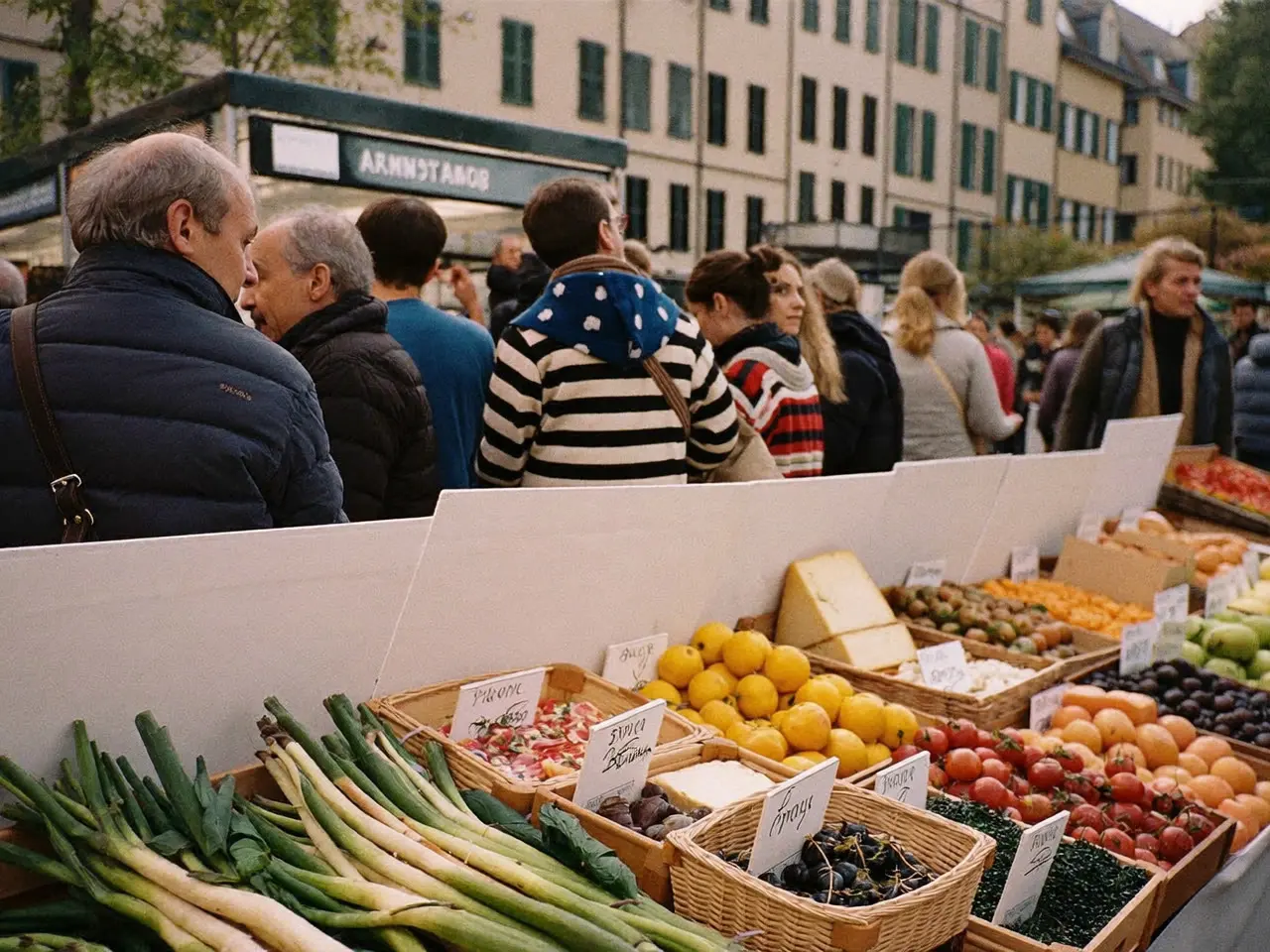 Étal coloré d’un marché de rue à Annecy, ambiance animée en centre-ville.