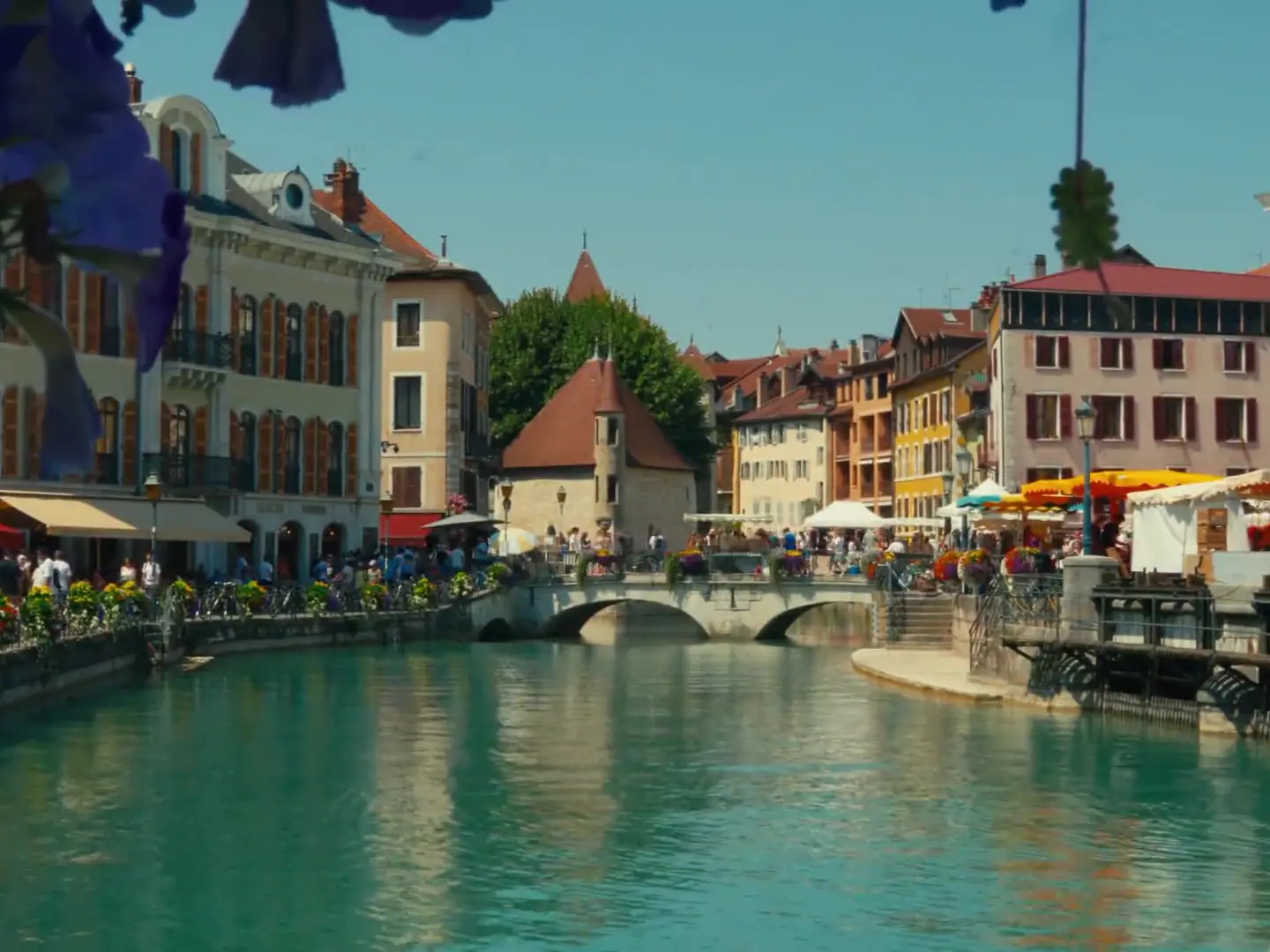 Le Palais de l'Isle et son pont de pierre sur le canal du Thiou, façades de la vieille ville.