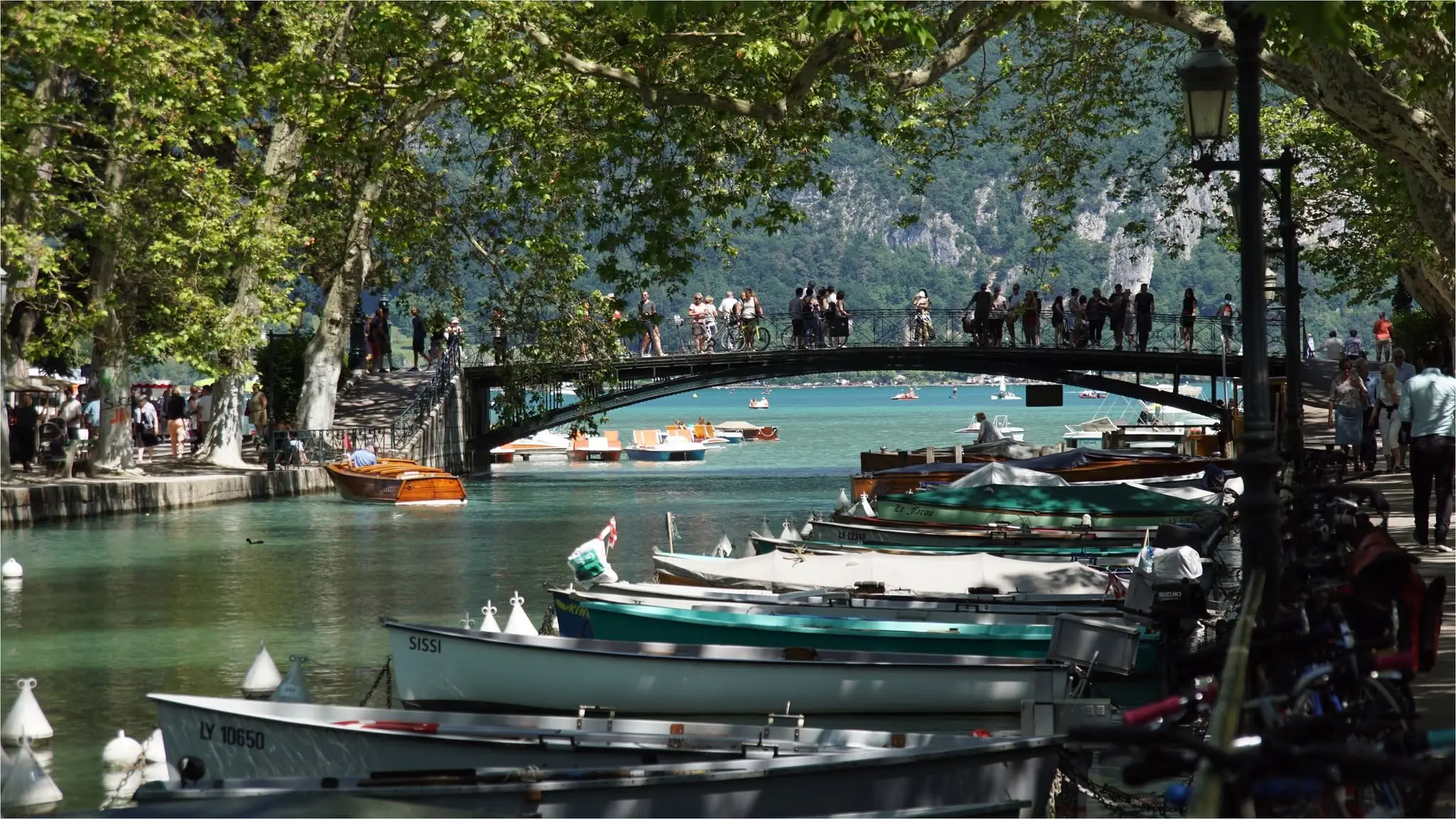 Le canal du Vassé, pédalos et barques amarrées sous les platanes, à quelques minutes à pied de la rue Jean-Jacques-Rousseau.
