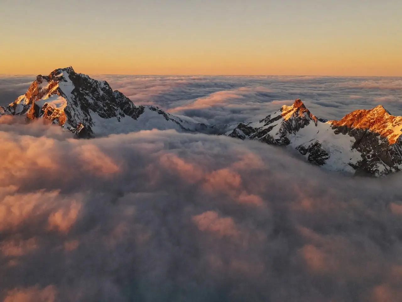 Sommets émergeant d'une mer de nuages au-dessus du lac d'Annecy, vus depuis les hauteurs au petit matin.