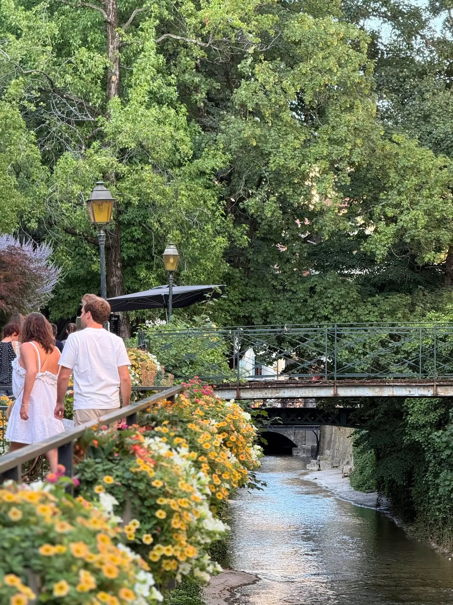 Passerelle fleurie sur un canal de la vieille ville d’Annecy, à deux pas de la rue Vaugelas.