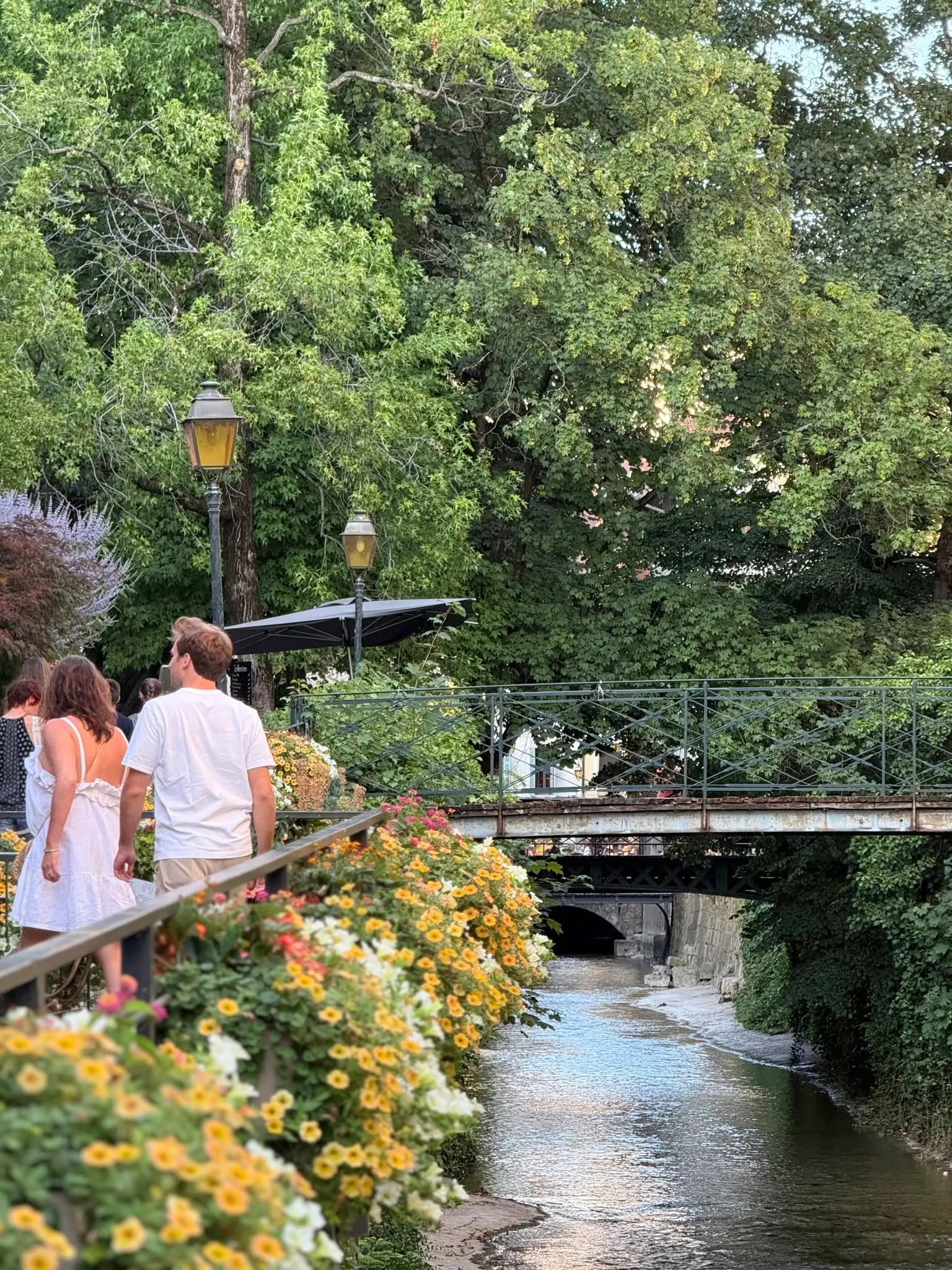 Passerelle fleurie sur un canal de la vieille ville d’Annecy, à deux pas de la rue Vaugelas.