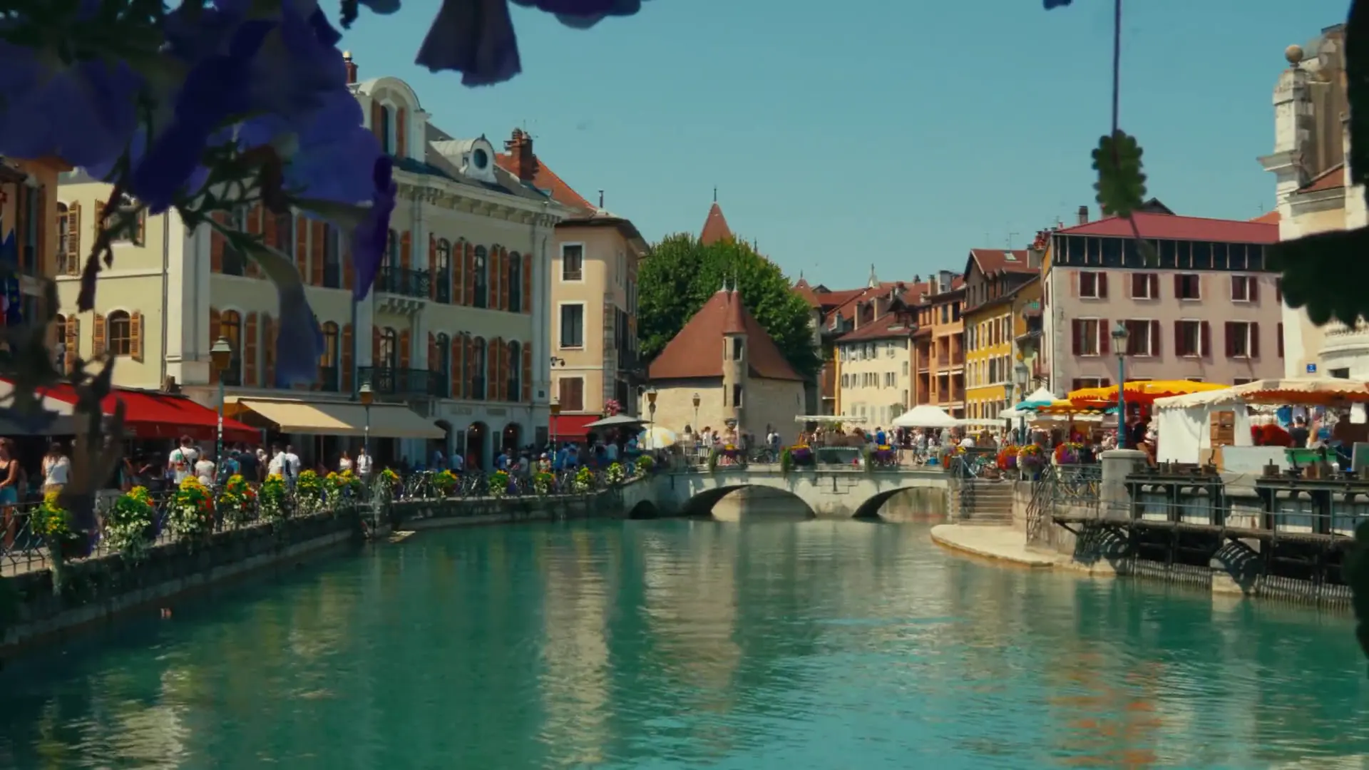 Rue et canal de la vieille ville d’Annecy, quartier de la rue Sainte-Claire.
